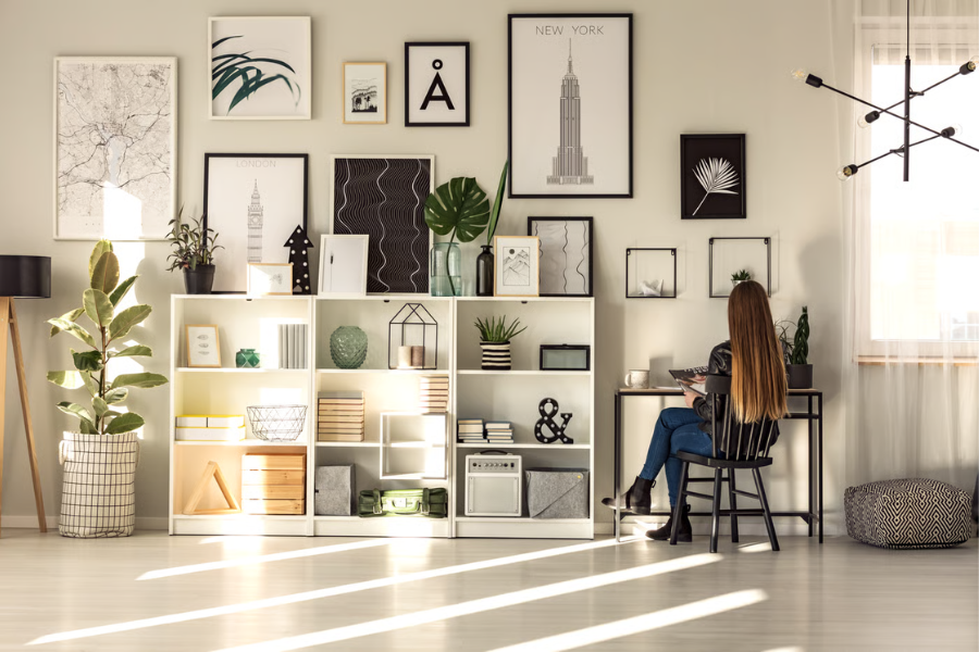 dekorasi ruang kerja dengan gallery wall dan rak ambalan