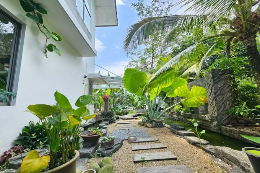 dekorasi taman depan rumah dengan pot tanaman dan stepping stone